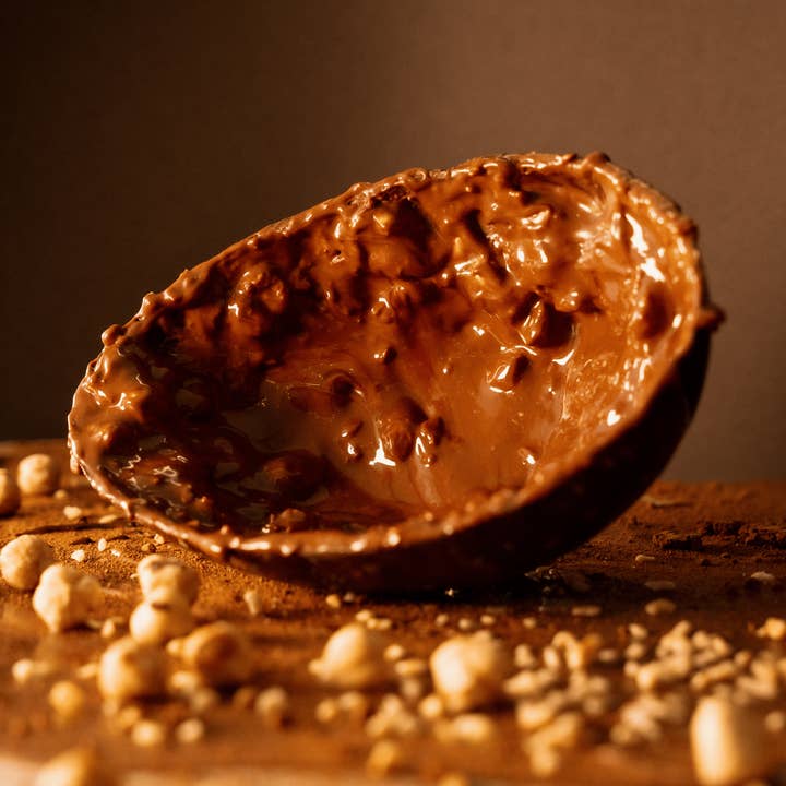 Milchschokoladen-Osterei mit Pralinen-Haselnüssen für den Großhandel von Cioccolato Lavoratti 1938