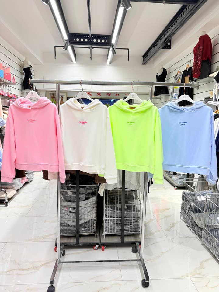 Hoodie mit gesticktem Le Marais Paris für den Großhandel von Chilli Girl Collection