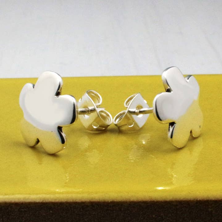 Orecchini a Perno con Fiore di Trifoglio Piccolo per la vendita all'ingrosso da parte di Emilio Sotelo Jewellery