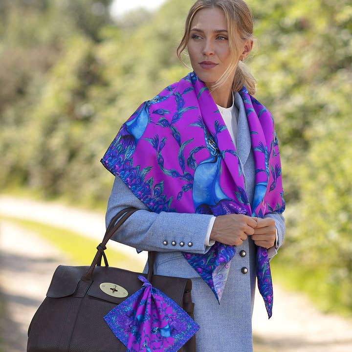 Foulard en soie carré grand format Fandango Rose Pluming Marvellous pour la vente par Clare Haggas