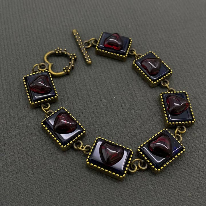 Vintage Armband mit dunkelroter Glasur und herzförmigen, quadratischen Gliedern für den Großhandel von Mio Queena
