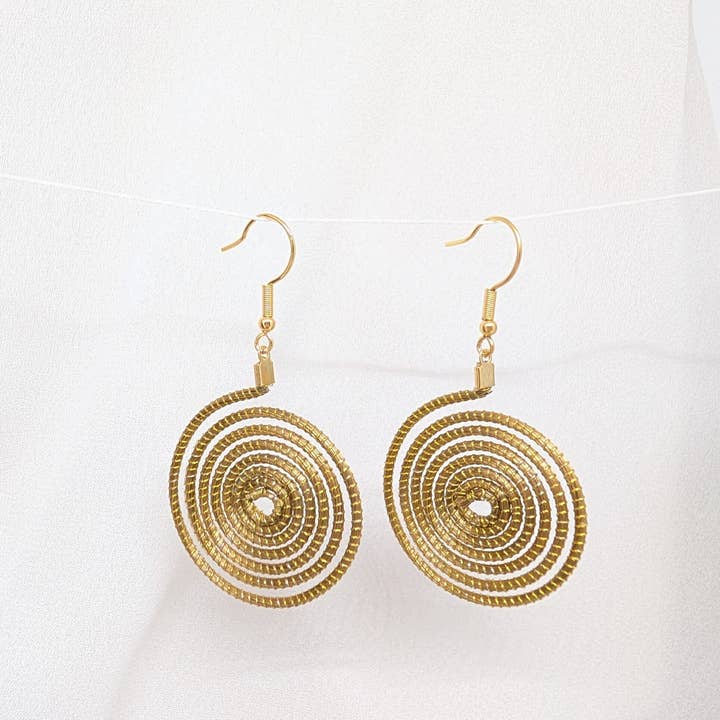 SLOWECO - Venta al por mayor Joya - Pendientes de oro vegetal - MIAMI - Biojoya Capim dourado - Joya sostenible natural hecha a mano - Ganchos - 4cmx4cm (LxAn) - SLOWECO