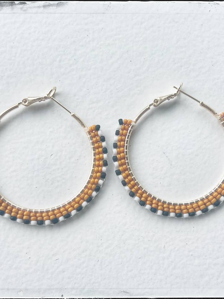 Boucles d'oreilles en laiton avec perles de rocaille en verre, doré, noir et blanc pour la vente par GentrybyJenna