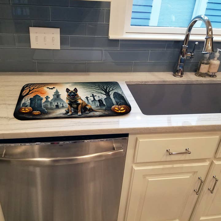 Spaventoso tappetino per stendere i piatti per Halloween della marca Belgian Malinois per la vendita all'ingrosso da parte di Caroline's Treasures