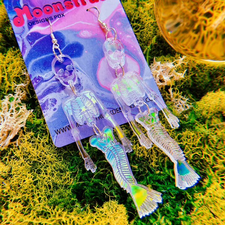 Moonstruck Designs PDX – Brincos de argola por atacado – Brincos de esqueleto de sereia - Halloween Iridescente Espelhado Espelhado Spooky Hallows Eve Mer Skull Undead Leve Hipoalergênico Refletor Espelhado para Festa Rave Festival