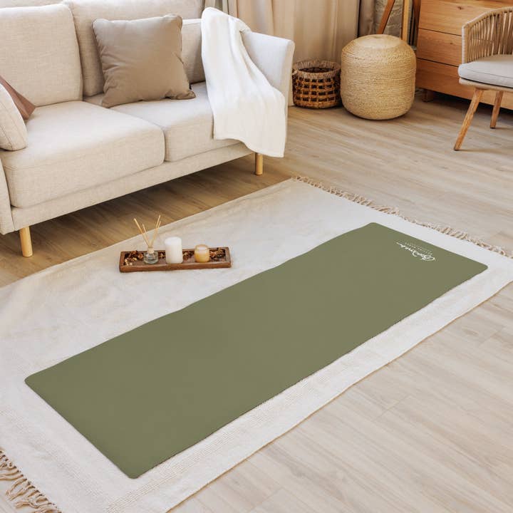 Tapis de yoga vert kaki pour la vente par BettinaMarksCollections