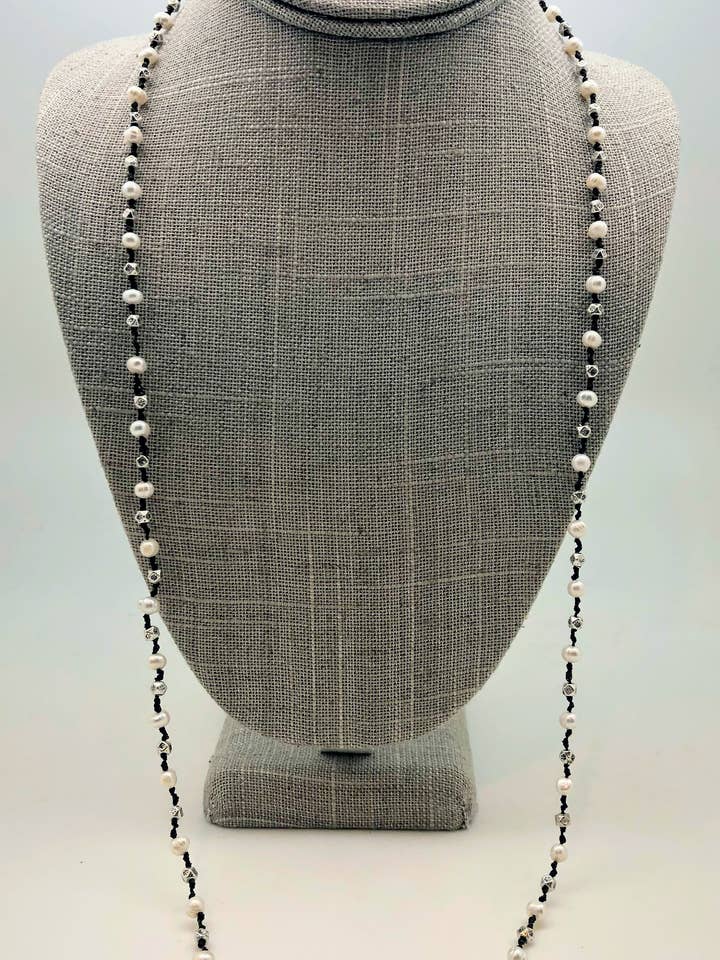 Collier long en coton ciré avec perles thaïlandaises argentées et perles blanches pour la vente par Crossroads Accessories Inc