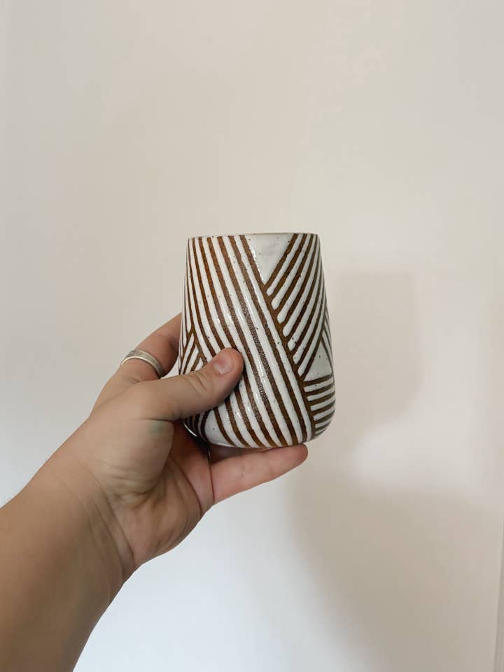 Tasse à pincement pour la vente par Gin Pottery