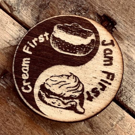 Thé à la crème Ying Yang Badge pour la vente par Cornish Whispers