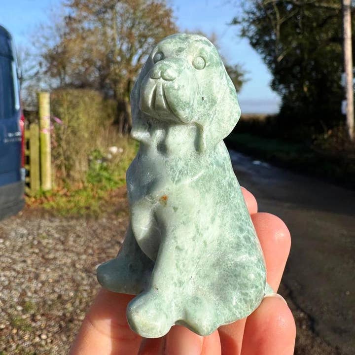 chien sculpté 7,2 cm de haut chiot sculpté à la main 2,8 pouces chien en pierre précieuse pour la vente par Elf Kendal Hippies