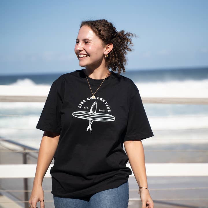 CAMISETA SURFISTA AUSENTE y otras tendencias de Resultados para ropa surfera al por mayor. Devoluciones gratuitas y condiciones de pago a 60 días en Faire en Faire.