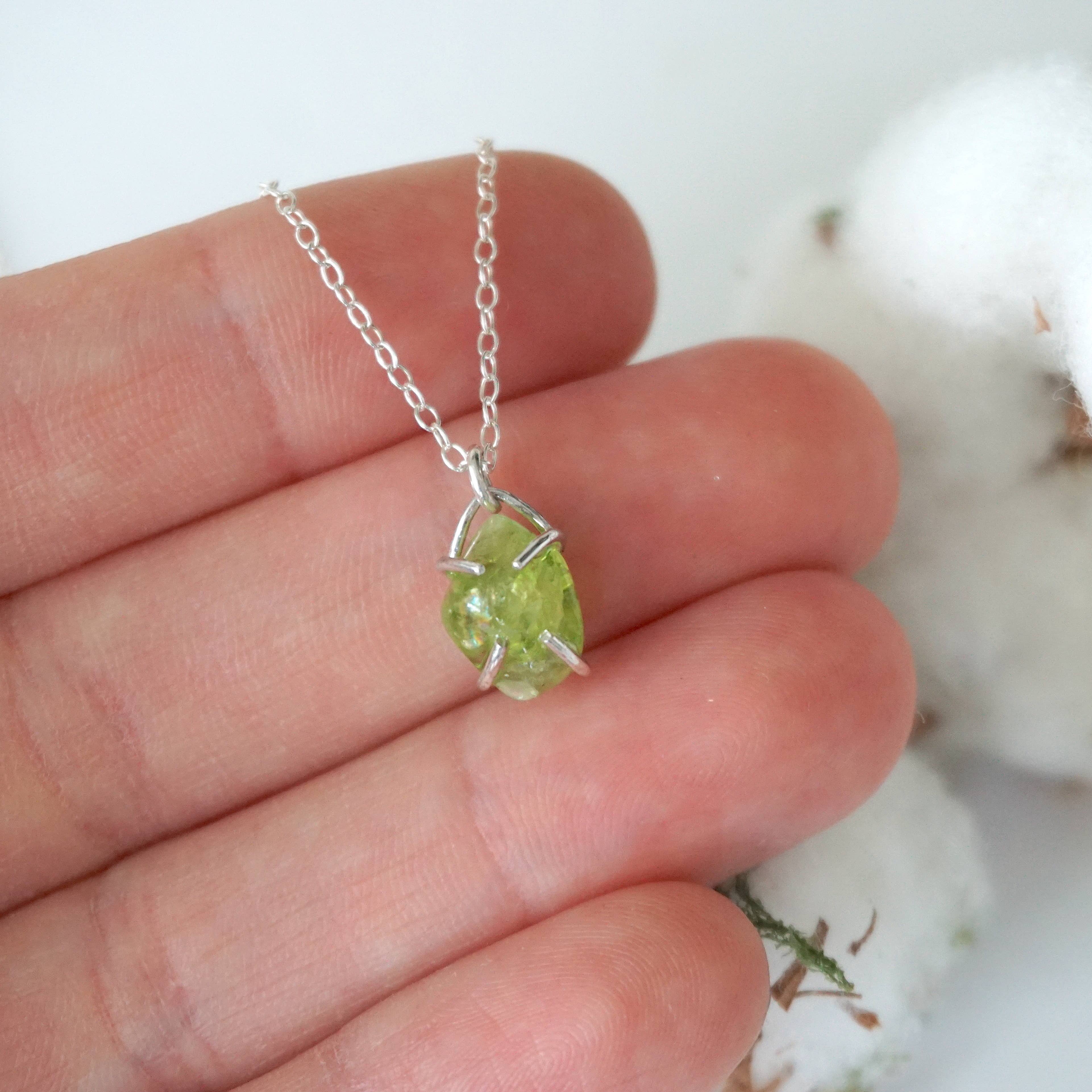Raw Stone Elegance – wholesale Hänge-/berlockhalsband – Rå grön Peridot Crystal Charm Halsband, August Birthstone3