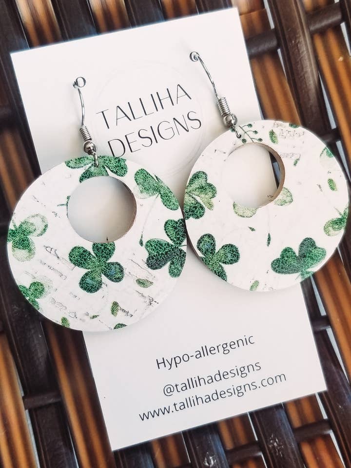 Pendientes circulares de corcho con parte trasera de piel auténtica de la suerte irlandesa para venta al por mayor de Talliha Designs