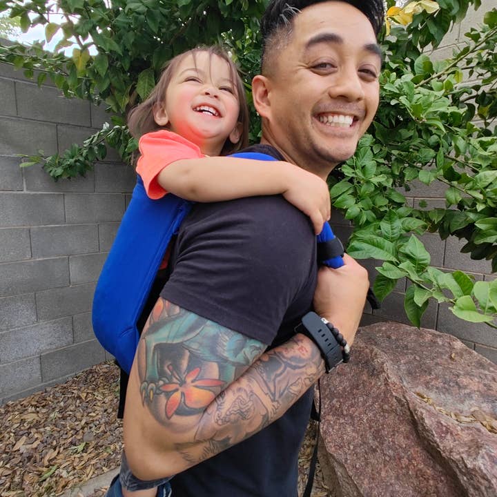 Splash 2.0 Onbuhimo a Narwhal per la vendita all'ingrosso da parte di Naked Panda Designs