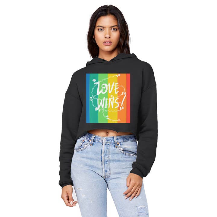 Love Wins Felpa con cappuccio da ragazzo con bordo grezzo, unisex per la vendita all'ingrosso da parte di IAKAM