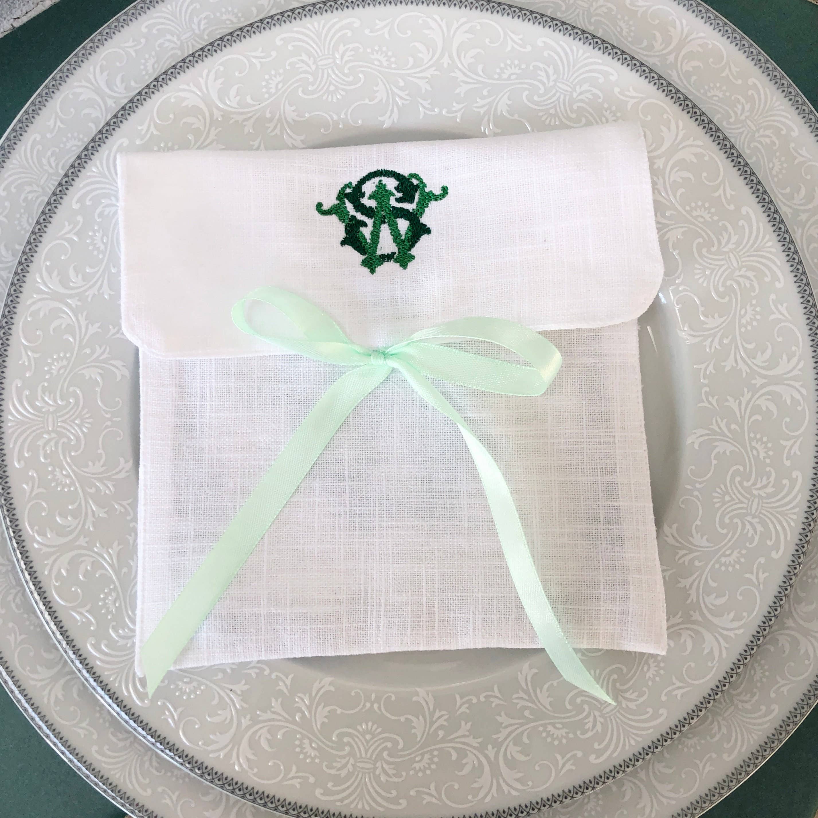 Belle Linen - Vendita all'ingrosso Tovaglioli da tavola in stoffa - Set da 4 tovaglioli cocktail in lino con monogramma di 2 lettere e bordo a scallop1