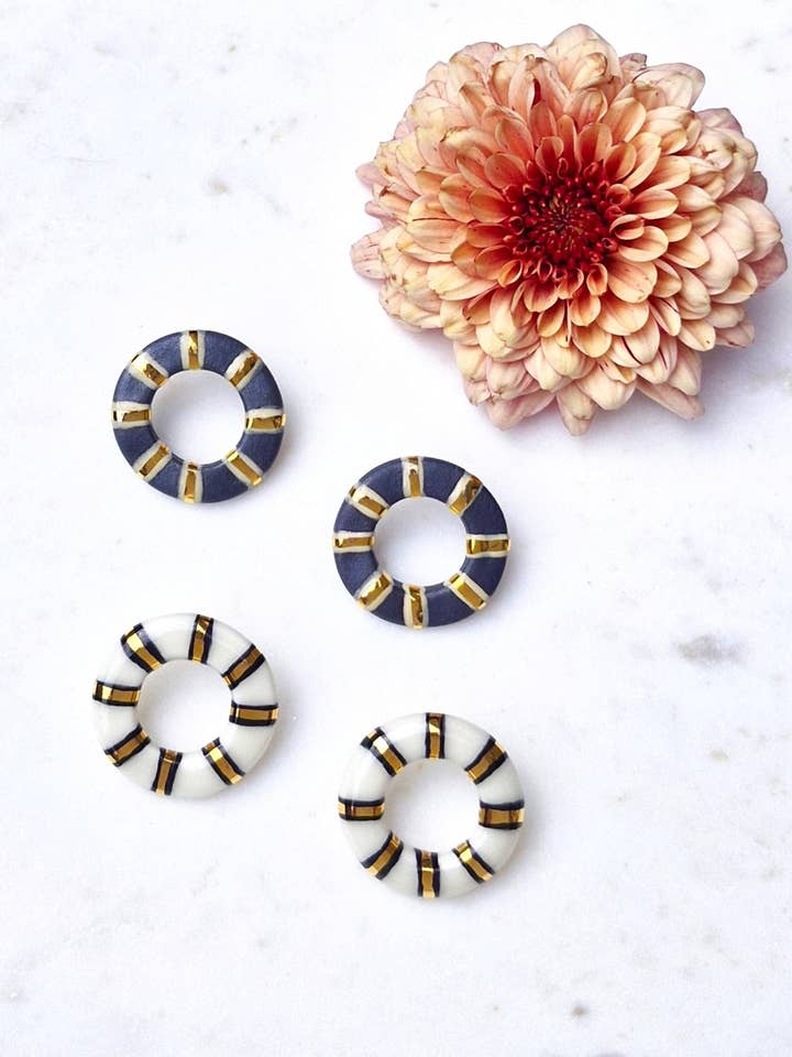 Olivia Stud Hoop Ørering Porcelæn Guldglans Håndlavet for engroshandel hos Little Lovers