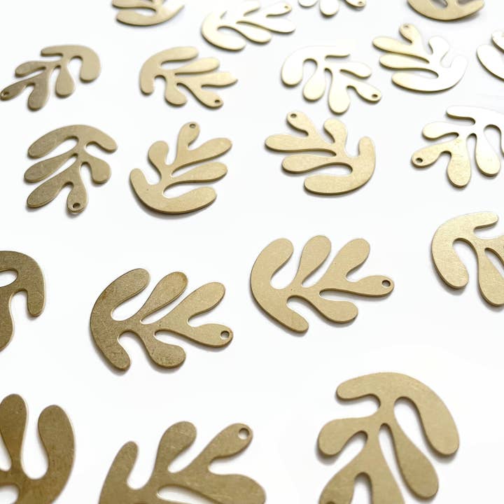 4 pezzi, 36 x 20 mm, foglia ispirata a Matisse, foglia tropicale Cha per la vendita all'ingrosso da parte di Crafters Resort