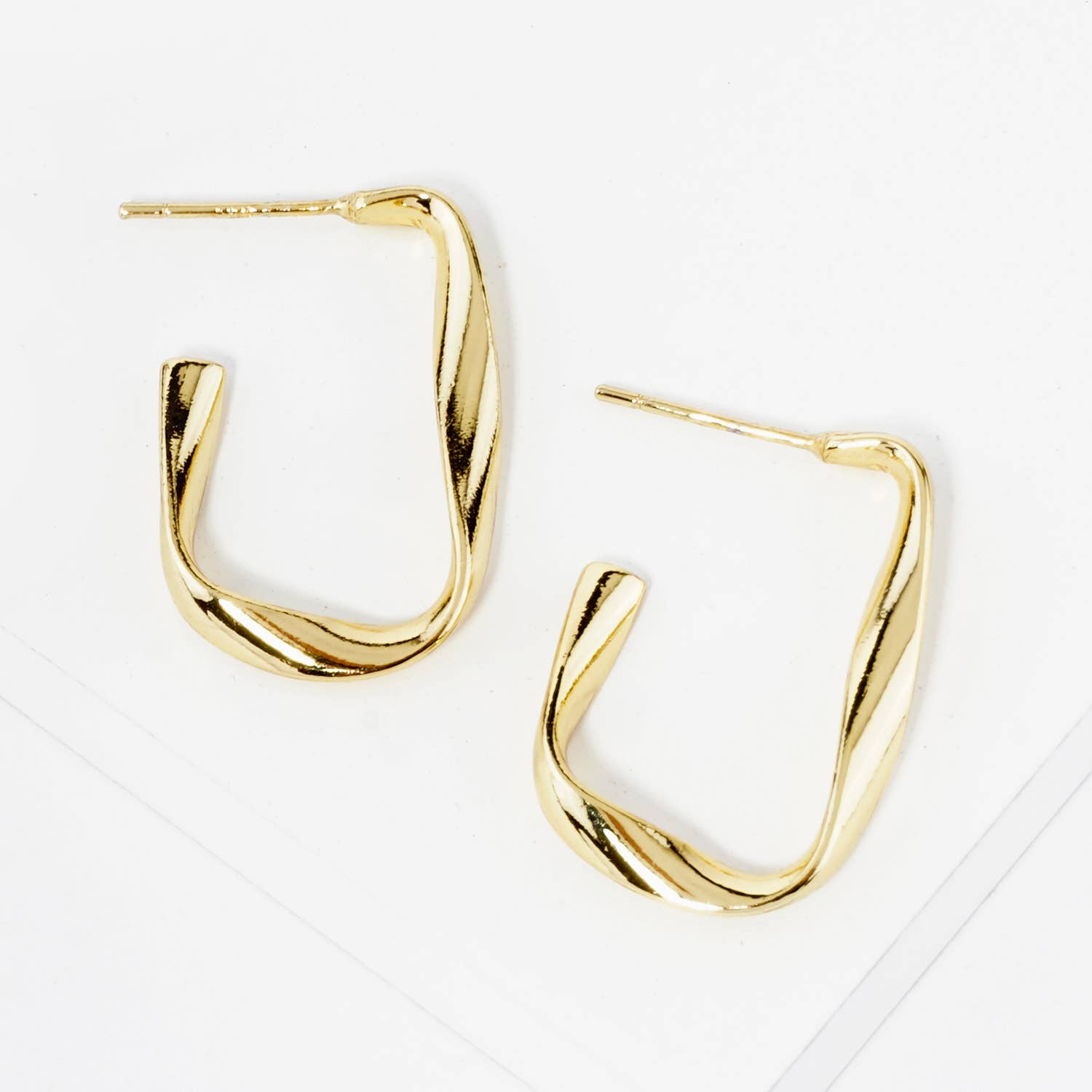 OHBOOBA DESIGN – Brincos de argola por atacado – BRINCOS DE ARGOLA RETANGULARES DE 25MM COM IMERSÃO EM OURO 18K