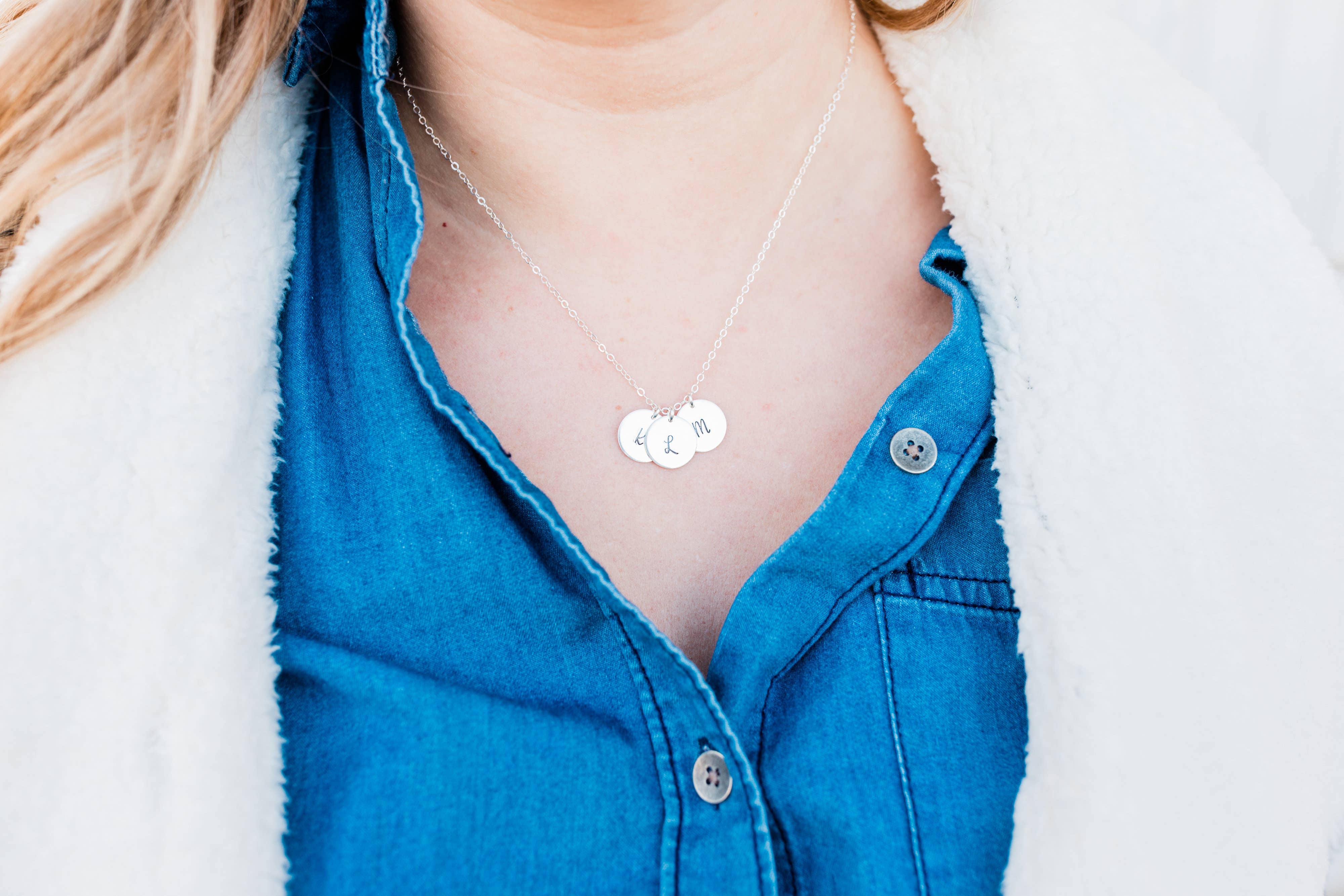 Words By Heart - Vente Colliers à pendentif - Collier initial personnalisé à plusieurs disques1