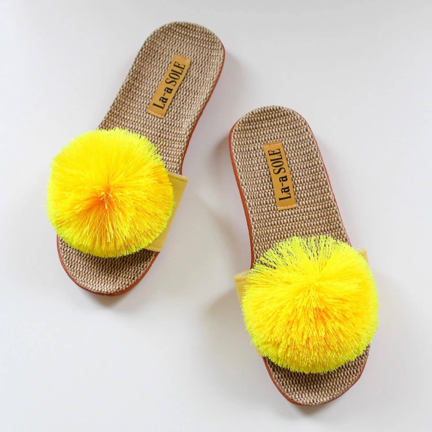 La-a SOLE - Vente Claquettes – femme - Slides Pom Pom – Jaune | Sandales d'été à enfiler pour femmes