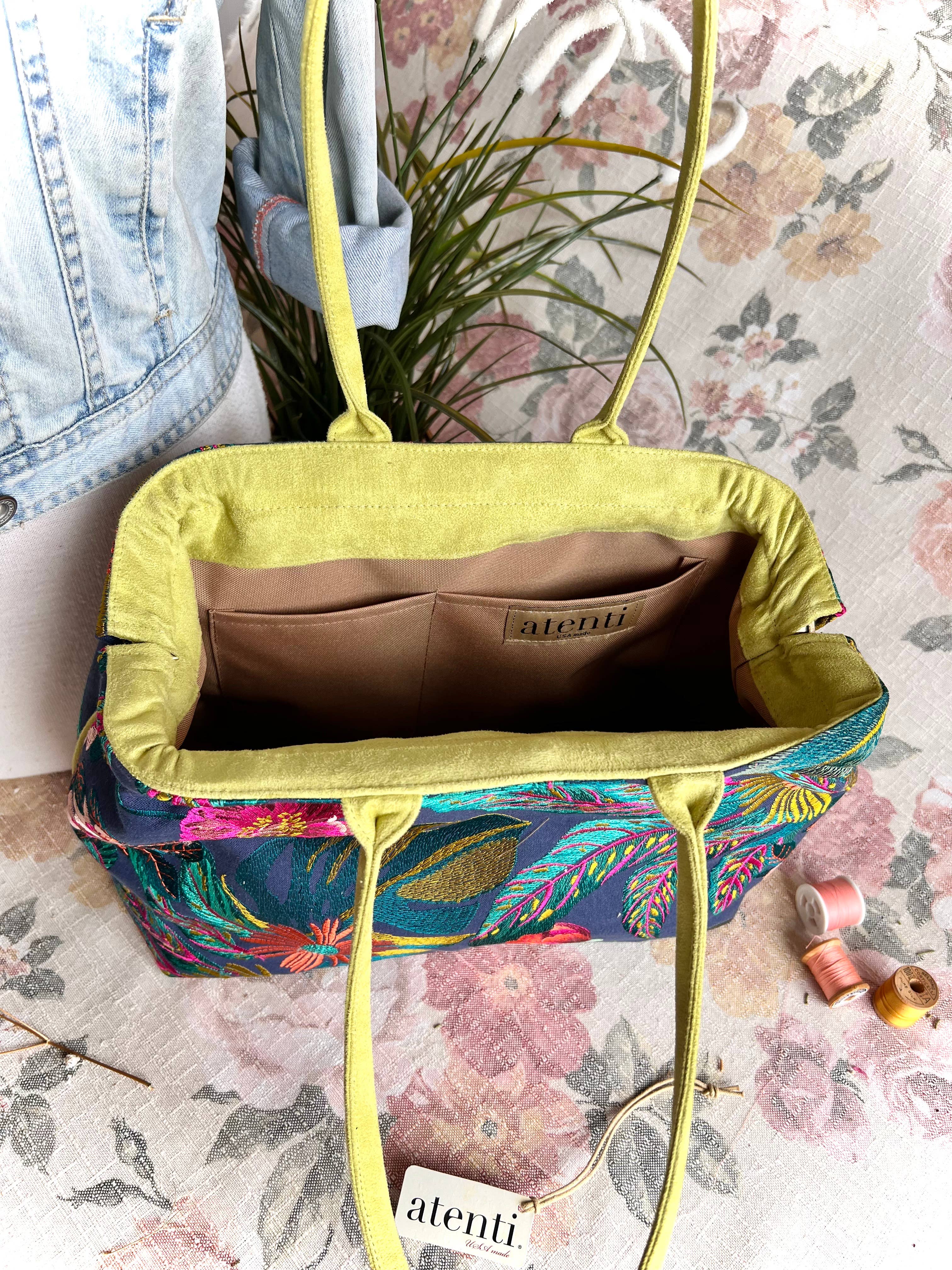 Atenti – Mala com alça superior – Mulher por atacado – Bolsa Doutora Moderna Flora Molly com Armação de Metal e Fecho de Pressão13