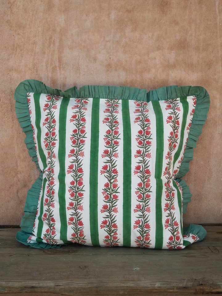 Grote omkeerbare kussenhoes met groene bloemen en strepen voor wholesale door Kapara London