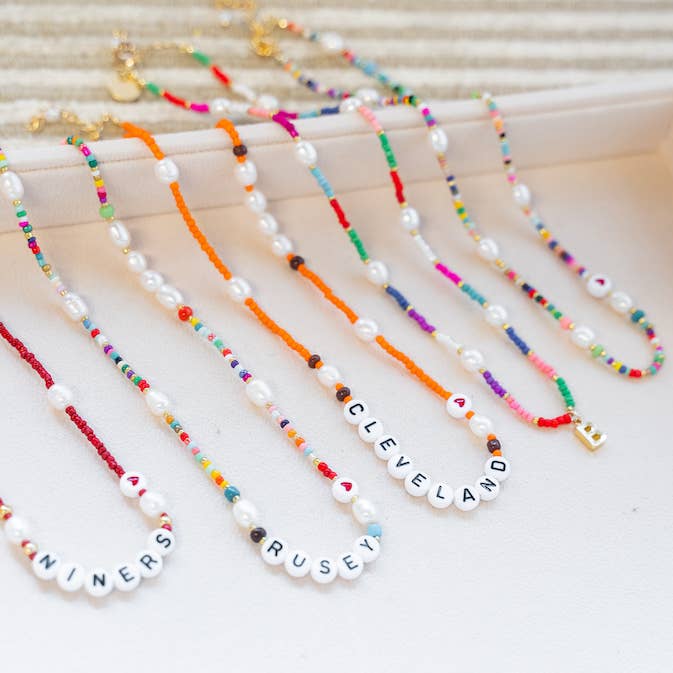 Collana personalizzata con perline e perle Home Team per la vendita all'ingrosso da parte di The Sis Kiss