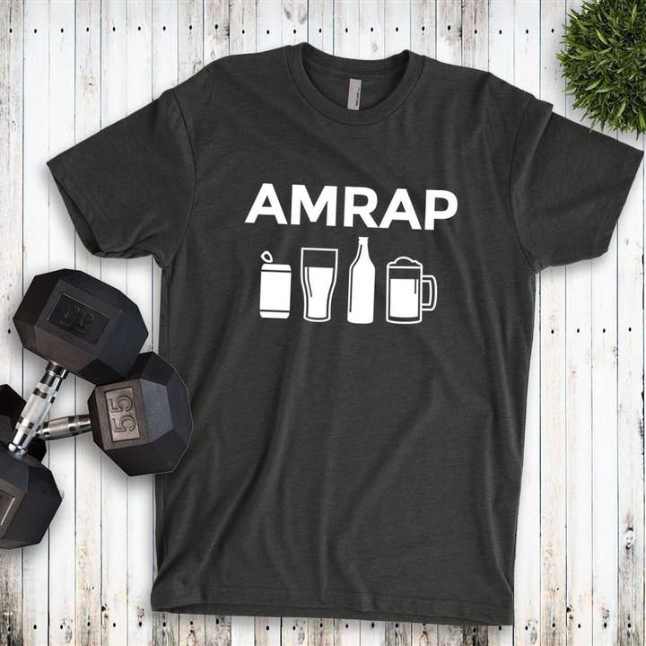 Stiles Tee Co. - Venta al por mayor Camiseta serigrafiada - Unisex - Camisa de cerveza divertida AMRAP para entrenamiento de crossfit | Camiseta de gimnasio
