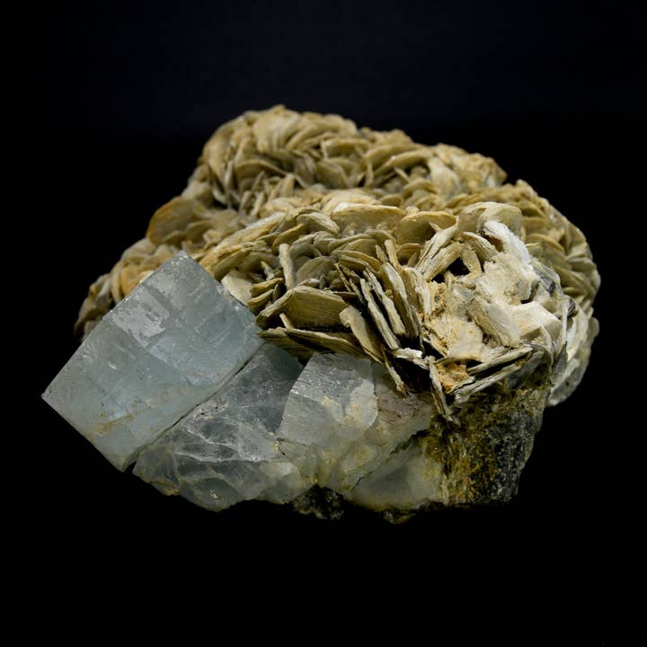 Caspar Curiosities – Pedra/cristal espiritual por atacado – Cluster de Cristal de Água-marinha XL Bruto de 4,7 lb com Fluorite Rosa e Matriz de Moscovite, Paquistão8