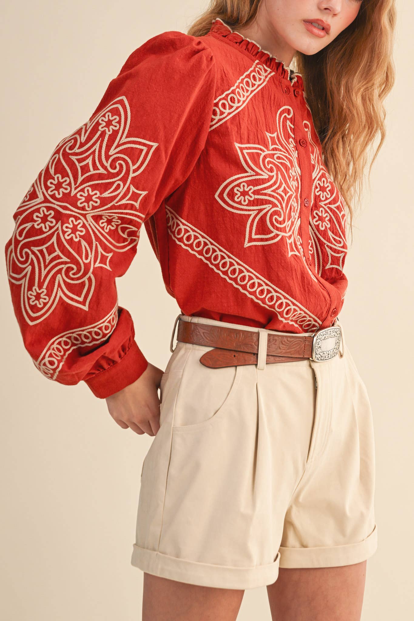 &MERCI – Engroshandel Skjorte med buttondown – til kvinder – BRODERET MOCK NECK KNAPPEBLUSE MTP333678