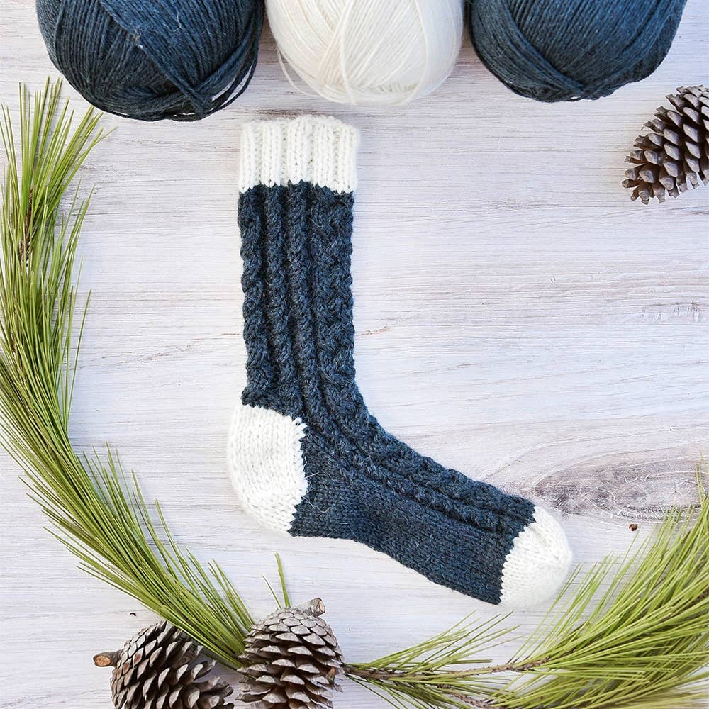 Crafter – wholesale DIY craft kit – Cozy Knit Cabled Socks Workshop Kit4