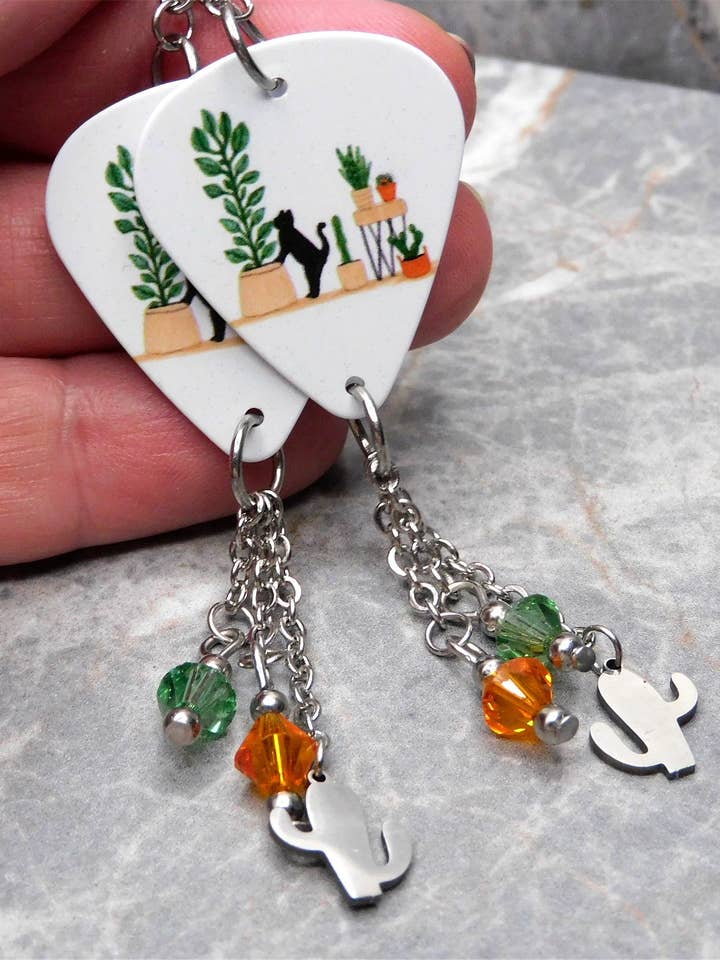 Schwarze Katze mit Kaktus-Hauspflanzen Gitarrenplektrum-Ohrringe für den Großhandel von Simply Raevyn