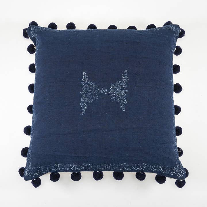 Kussen: Handgeweven antieke Hongaarse hennep, wax resist dyed Indigo - P204 voor wholesale door Lineage Botanica