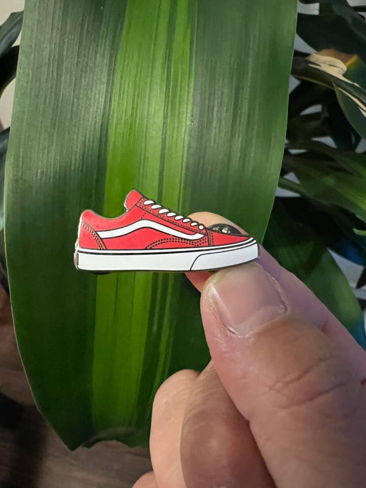 Vans Classics rode hard email pin voor wholesale door Hype Pins