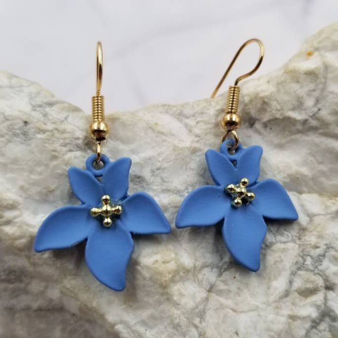 Orecchini delicati a forma di fiore estivo per la vendita all'ingrosso da parte di The Pretty Jewellery