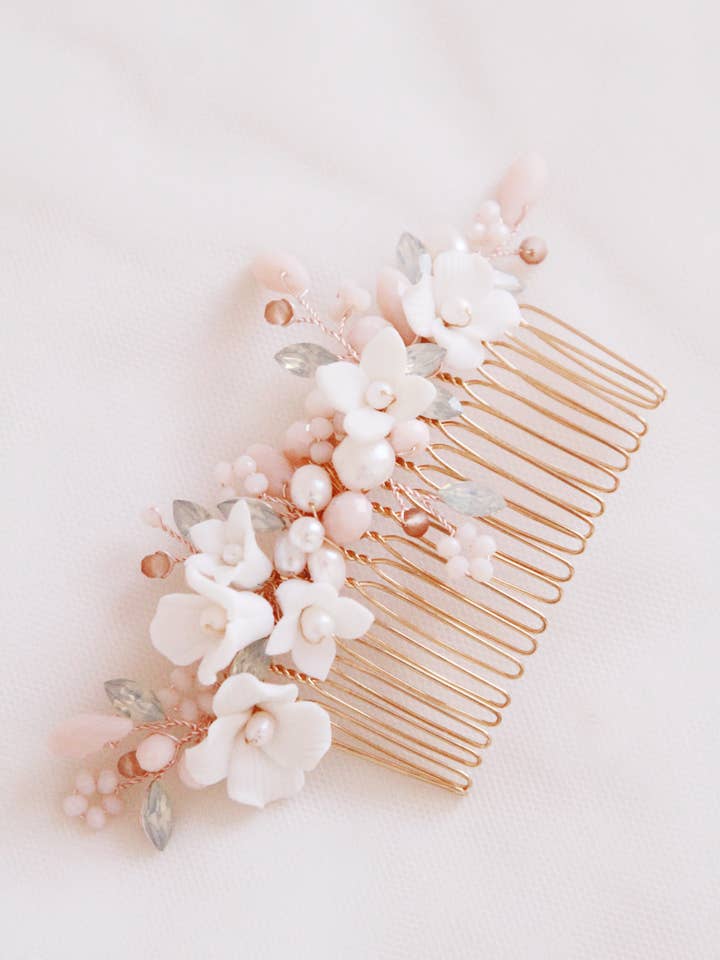 Bijou de cheveux pour mariée inspiration pastel avec fleurs pour la vente par Lily in love