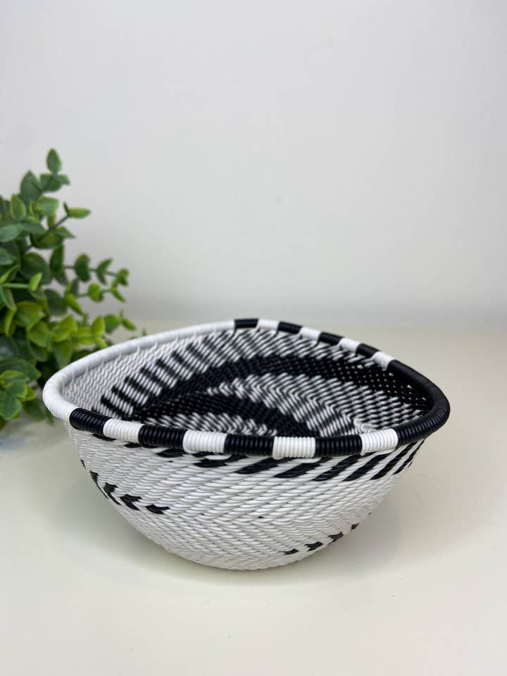 Petit bol triangulaire - noir et blanc pour la vente par Eve & Nico Gifts & Home Decor