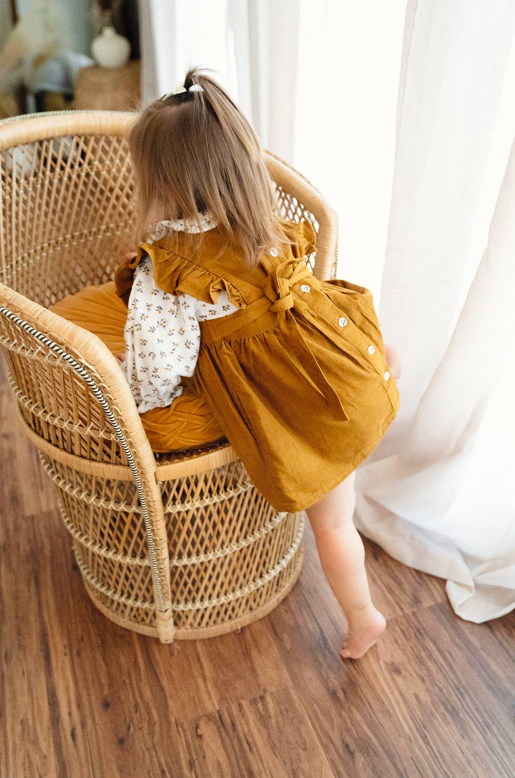 Moutarde Ensemble robe tablier en velours côtelé pour bébé+chemise à fleurs (biologique) en vente sur Faire4