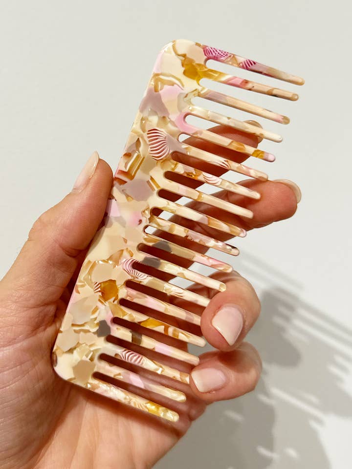 PENTE DE DENTES LARGOS EM RESINA ECOLÓGICA - ROSA DOCE por atacado de Cornish Glow