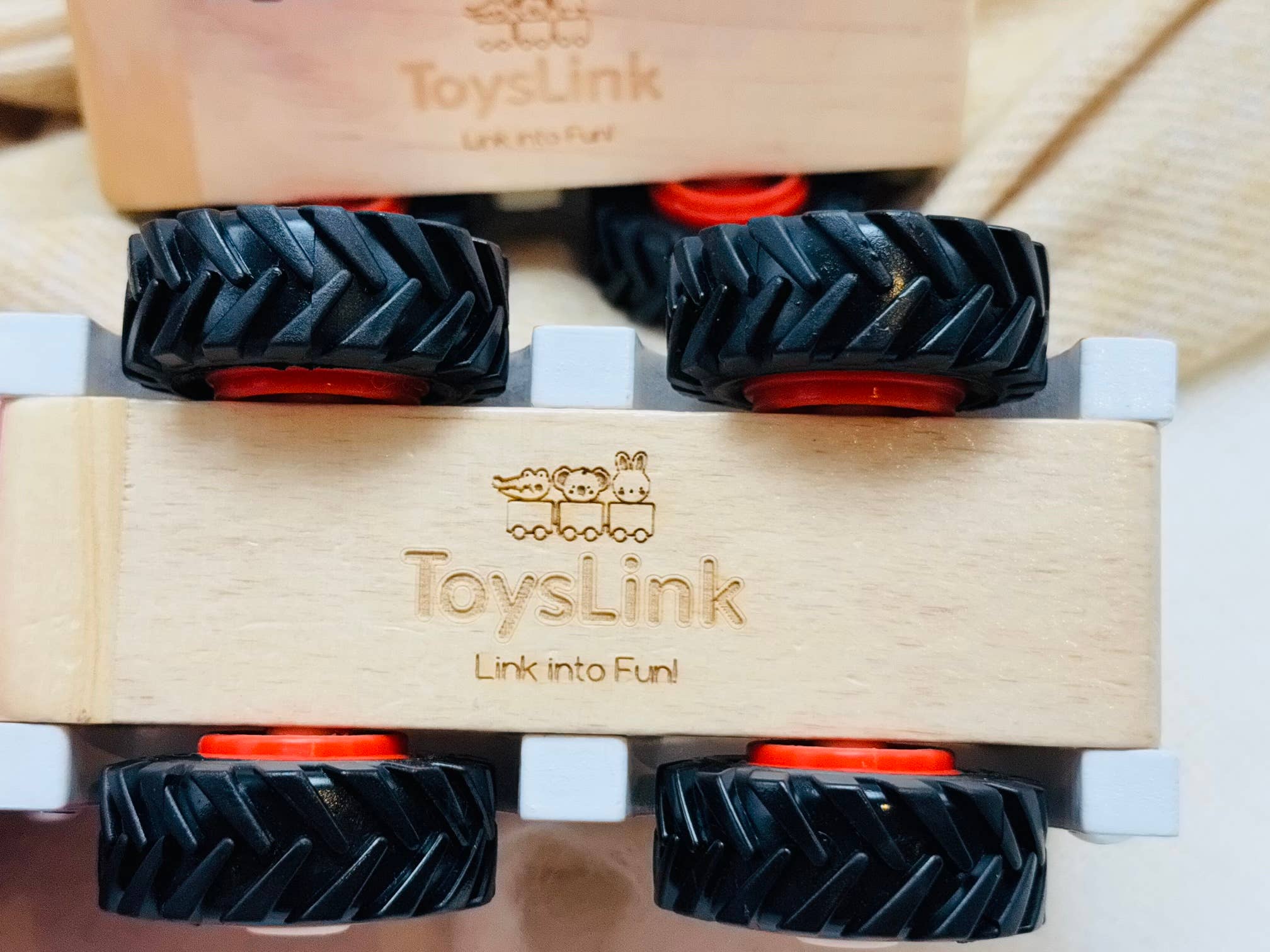 ToysLink - Wholesale Toy car/truck – Child - Wooden Zoo Truck Toy with Animal Figurines2