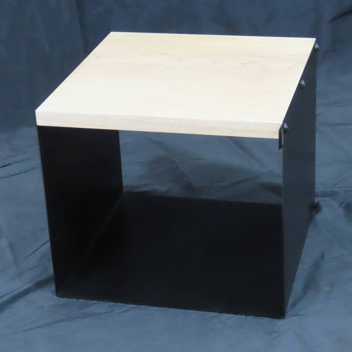 THE BOX - Tavolino laterale in acciaio verniciato a polvere e legno massello di quercia per la vendita all'ingrosso da parte di ROM-Stahldesign