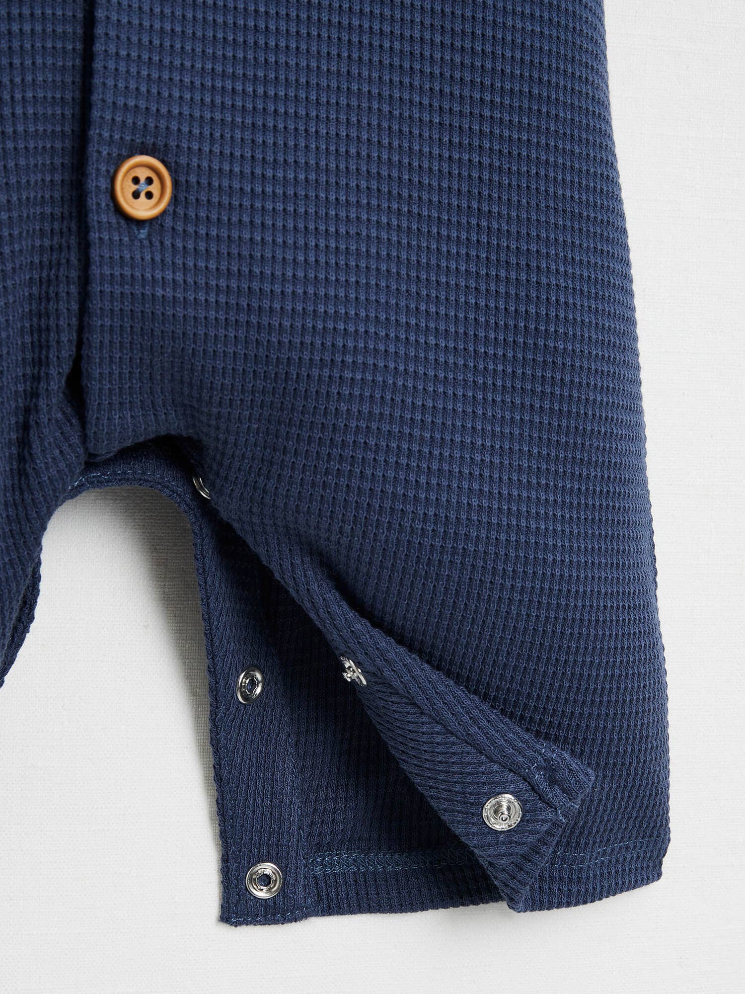 Galáxia Azul Macacão Bebê IFilou 23 com Botões de Madeira para venda a revendedores na Faire0