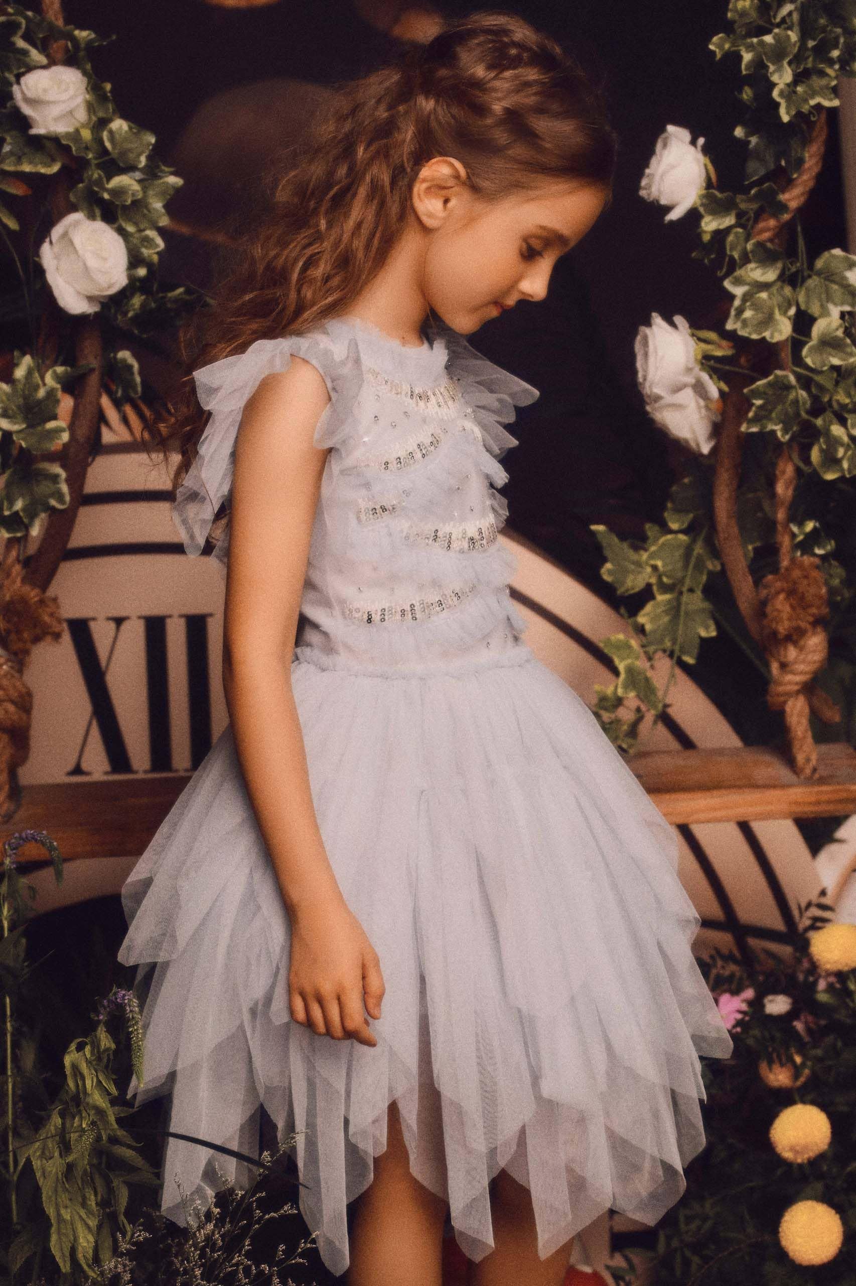 Tutuland – Großhandel Kleid – Kinder – Hübsches Blumenmädchenkleid mit verspielten Rüschenärmelchen8