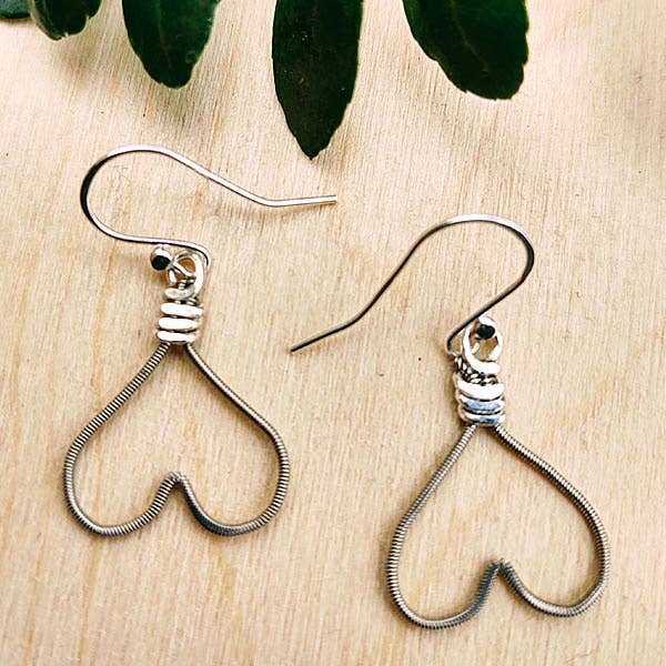 Boucles d'oreilles cœur petit mais puissant pour la vente par Stringin' Along with ME