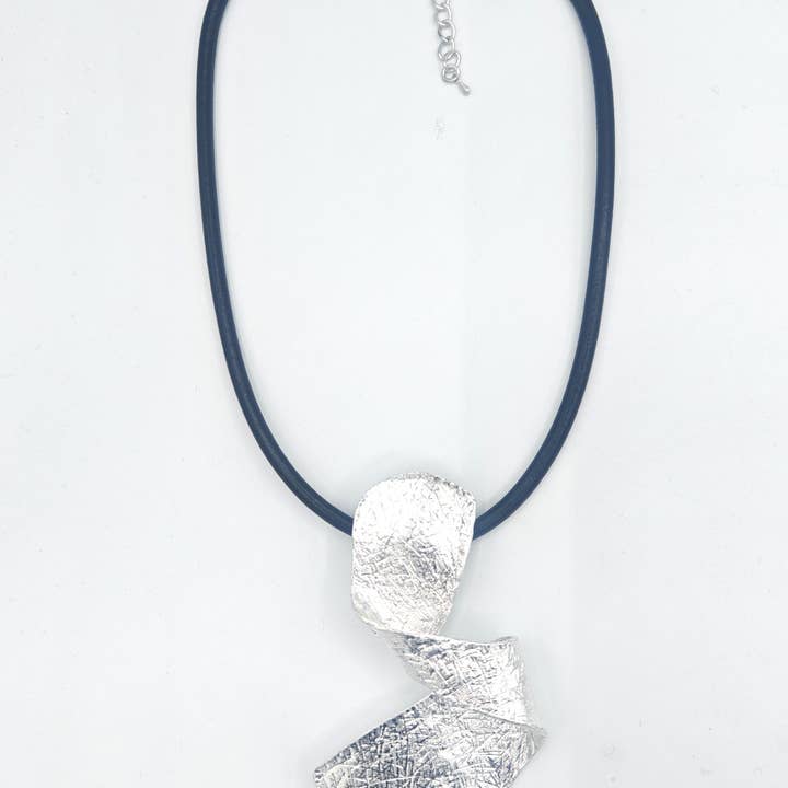 LORIANE CREATION - Wholesale Pendant/Charm Necklace - SHORT NECKLACE ON LEATHER CORD PENDANT NKE5858-35NY
