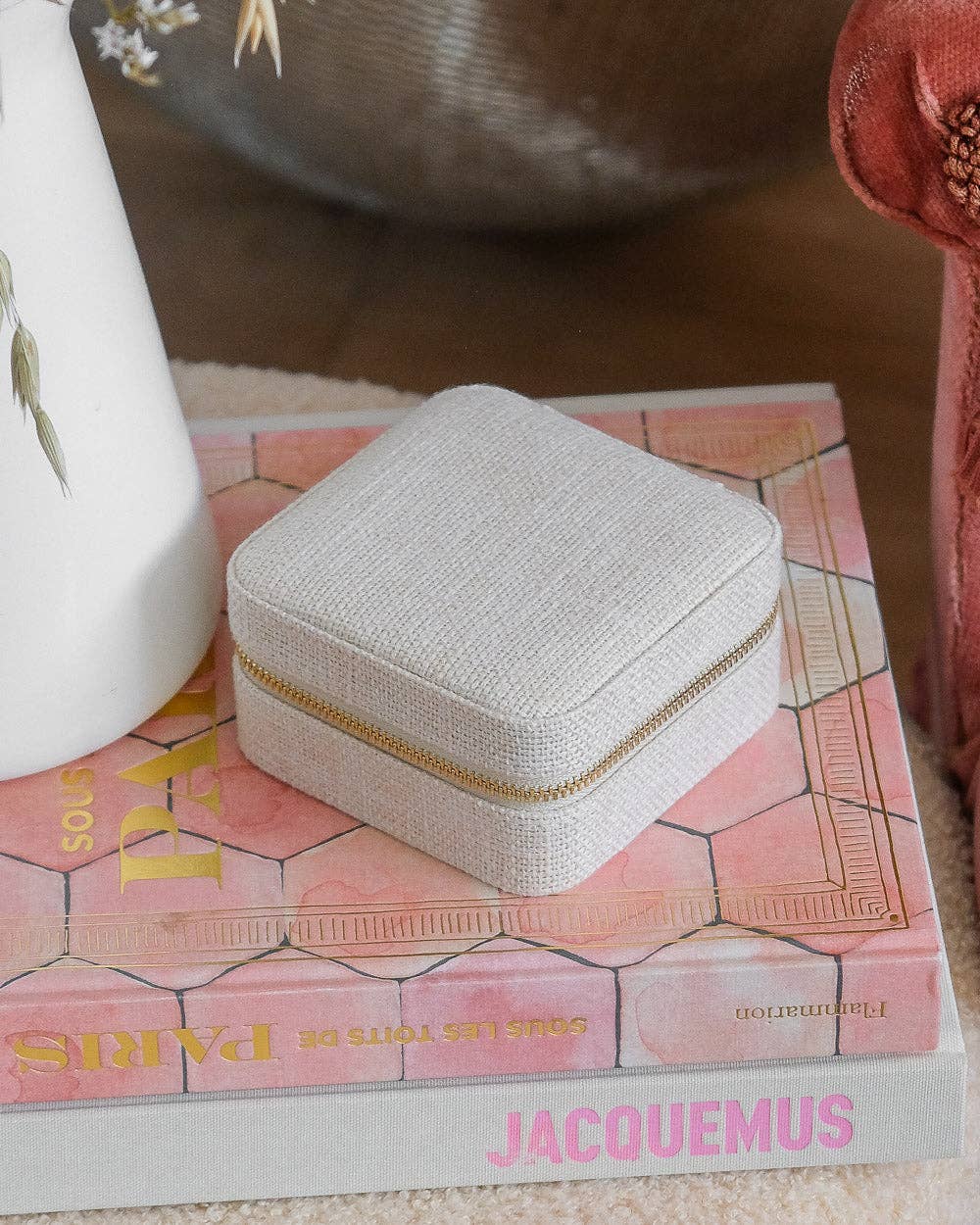 Maison Scarlett - Wholesale Jewelry Box/Organizer - Corinne linen travel jewelry box5