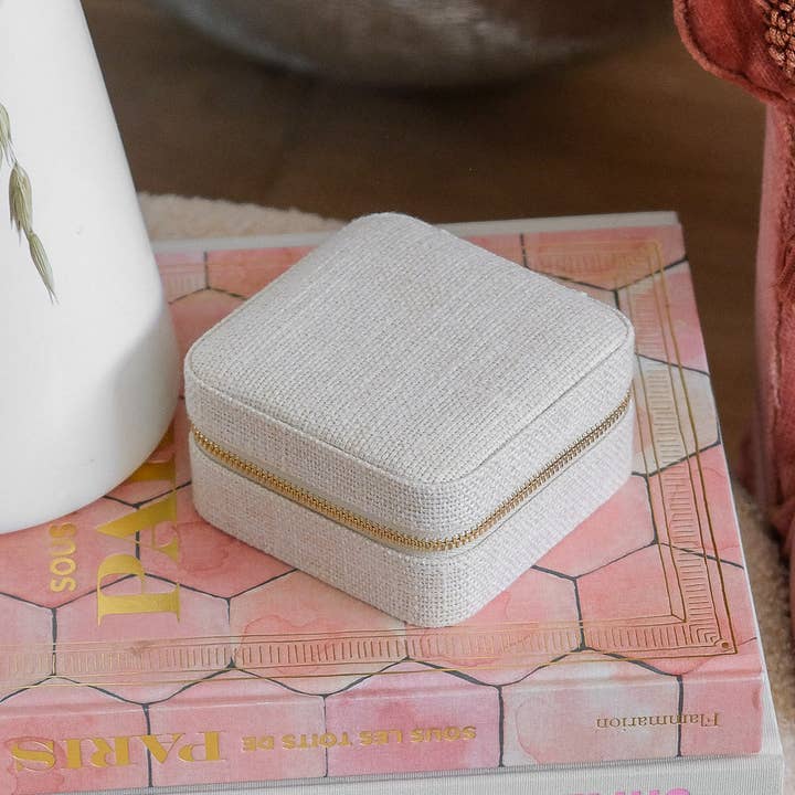 Maison Scarlett - Wholesale Jewelry Box/Organizer - Corinne linen travel jewelry box5