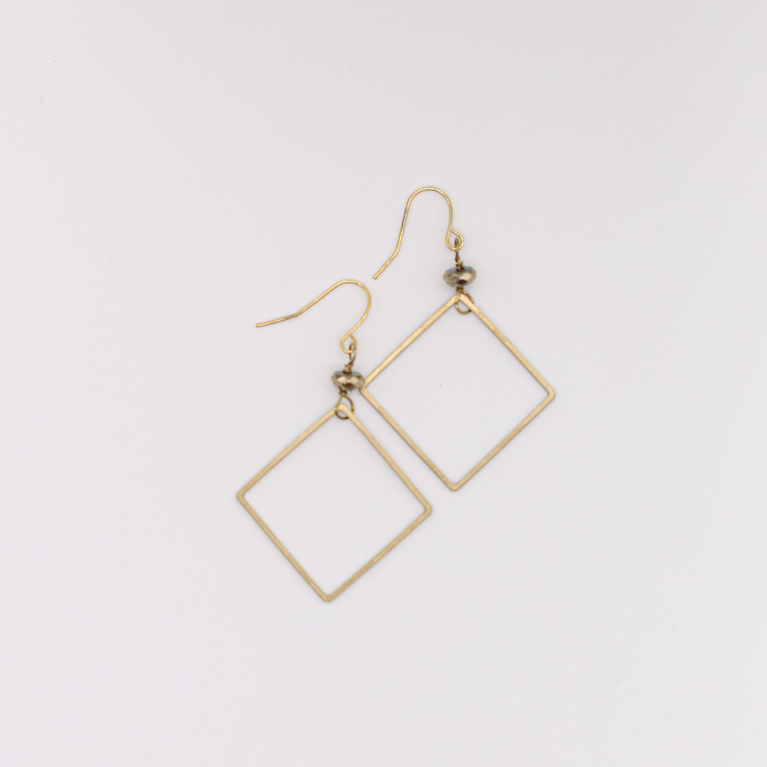 Seeds – Großhandel Ohrhänger – Julia-Ohrringe | Quadratische Anhänger aus Messing, echte Steinperlen9