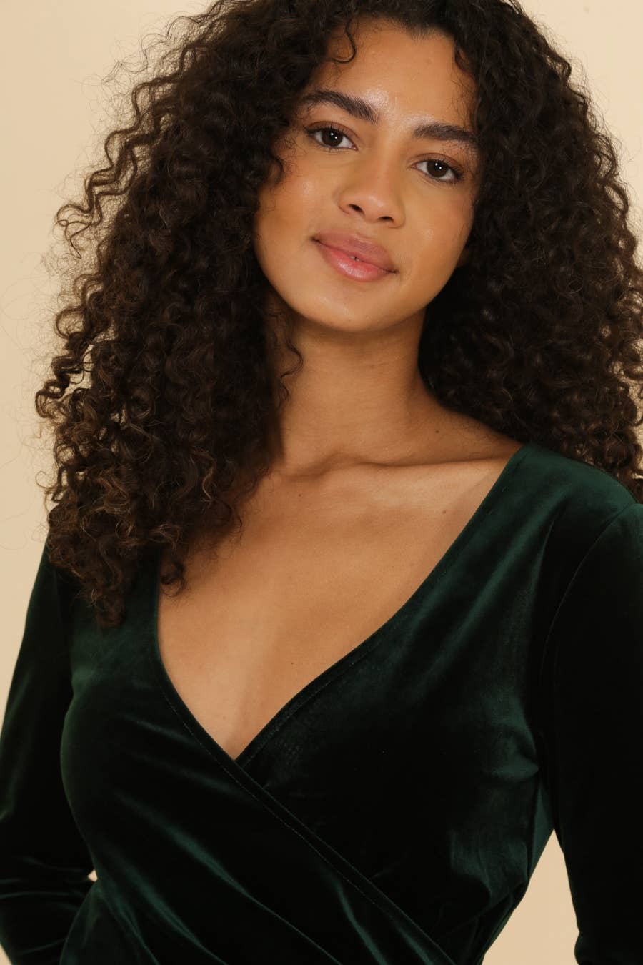 Attentif Paris – Engroshandel Kjole - Dame – Velourkjole med V-hals9